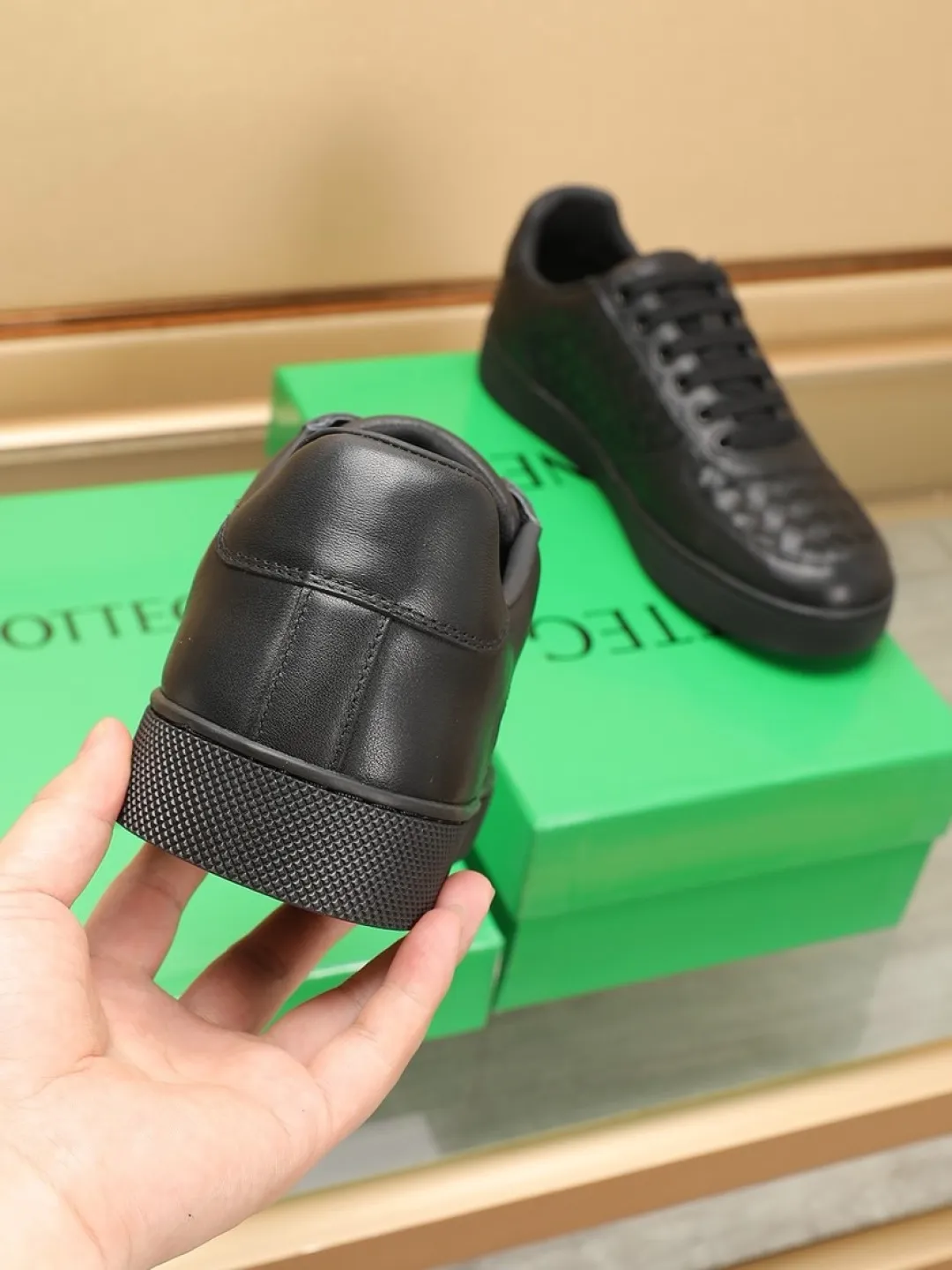 Men's Men's Shoes💰P 500💰【BV】Classic Casual Shoes🔍Winning the world's recognized top brand with details and creativity, the details highlight traditional hand stitching. The upper is made of original first-layer cowhide woven surface, and the cowhide lining is environmentally friendly. ♻️Does not fade. 💪Sole: Rubber original outsole specially provided by the original factory. ⚠Can be entered and exited at will. Welcome to compare. ⚠Number of sizes: 38-45 (customized in 45)
